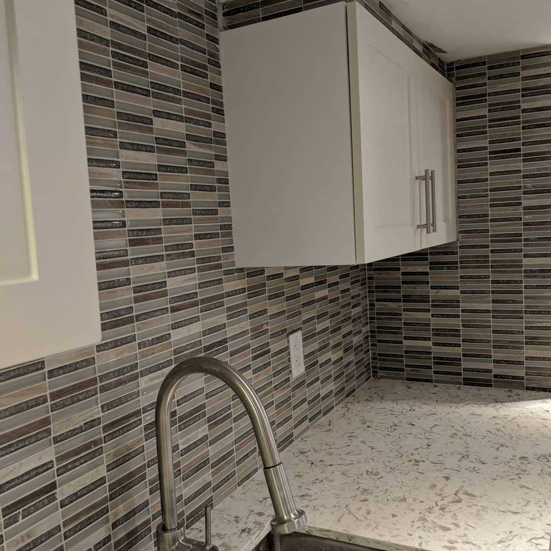 Brampton white kitchen: stone-look counter, undermount sink and pull-down faucet