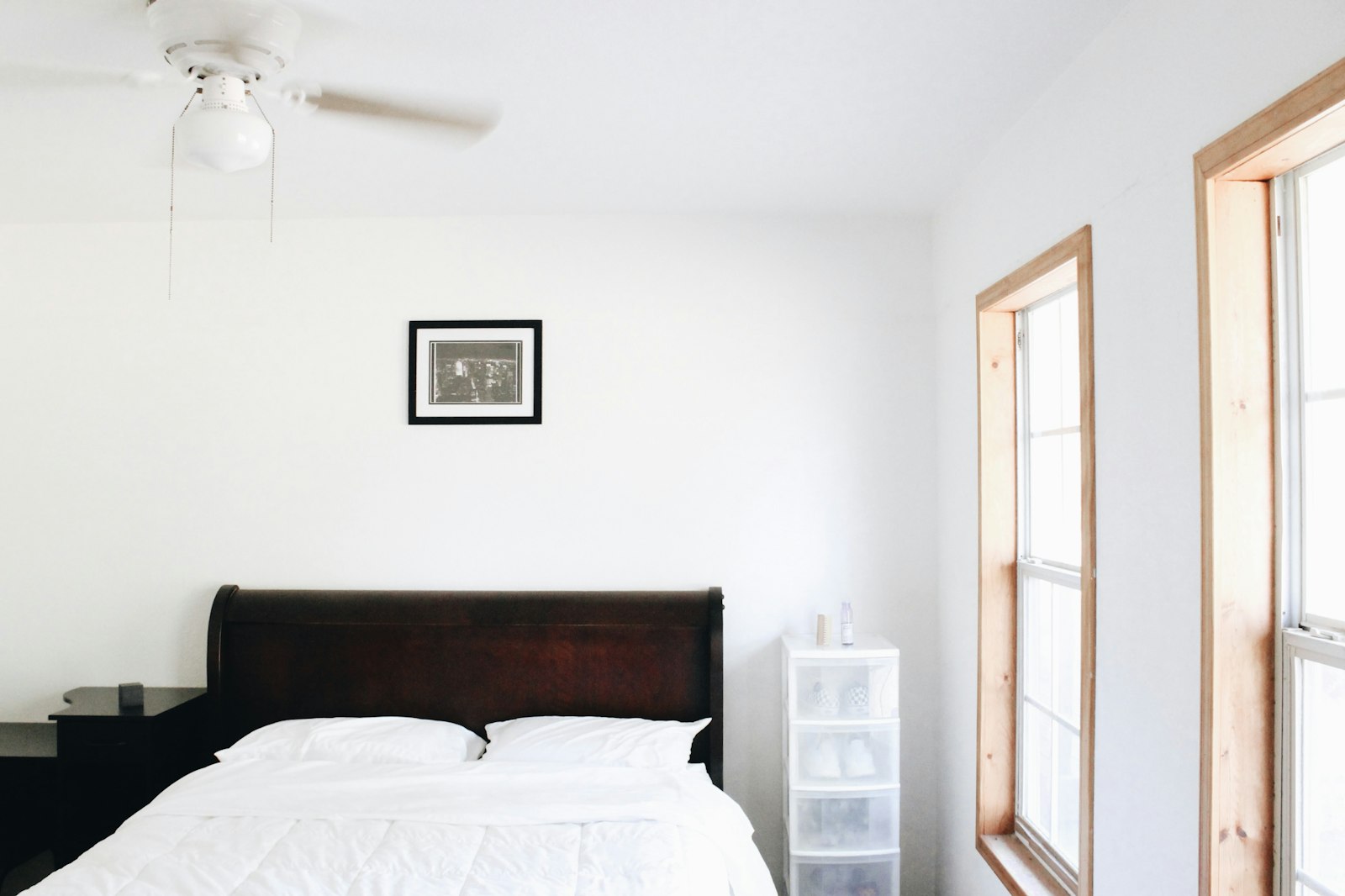 Tbp clean white bedroom after restoration 57sIOF81IxU